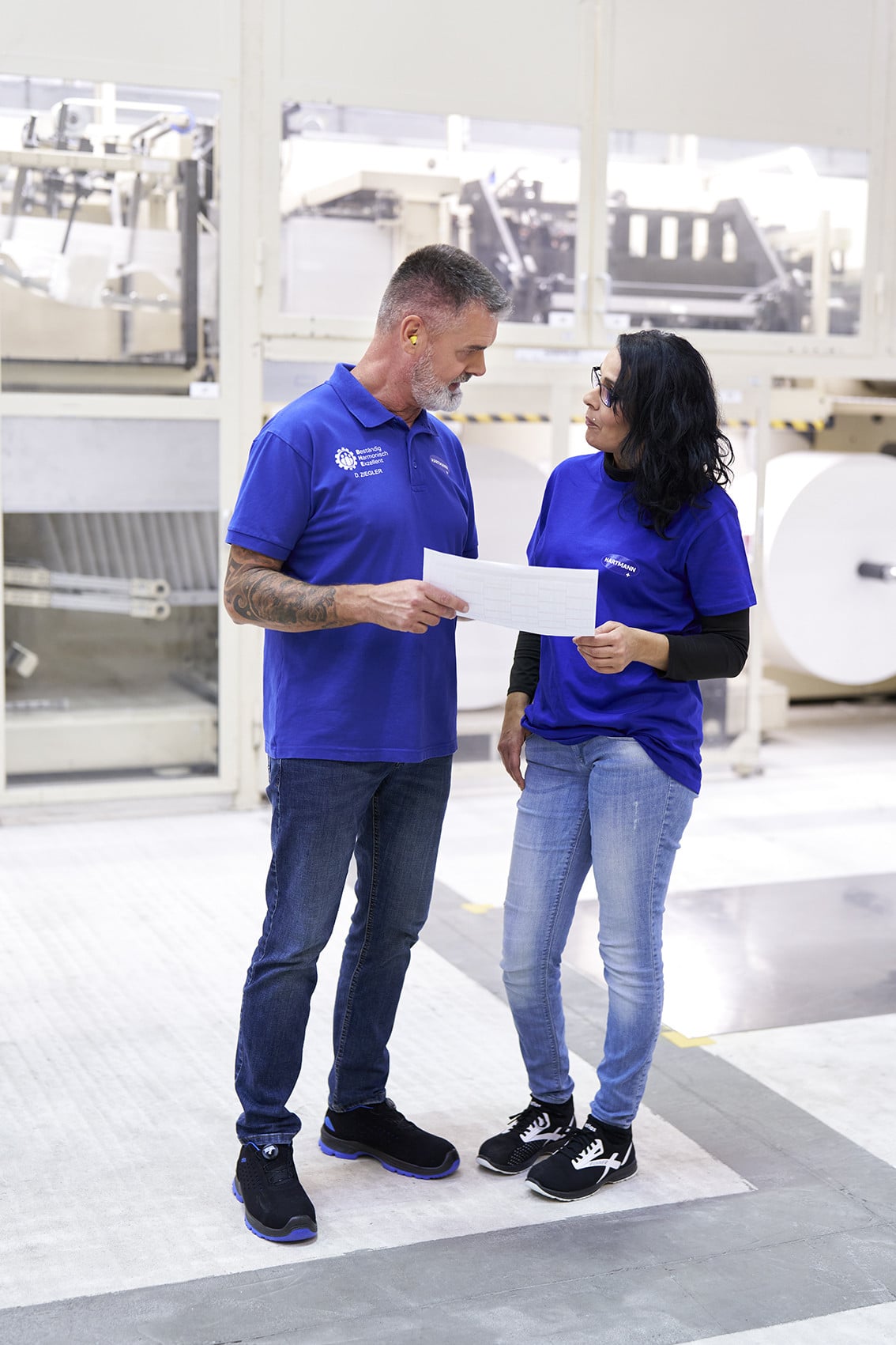 Zwei Supply Chain Manager von HARTMANN tauschen sich über logistische Abläufe und Lieferketten aus.