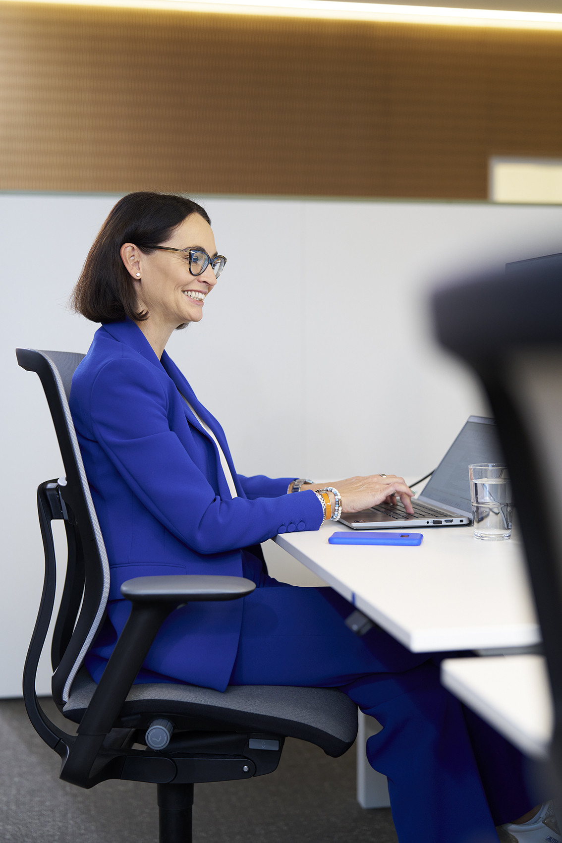 Mitarbeiterin von HARTMANN arbeitet am Computer im Bereich Quality & Regulatory Affairs.