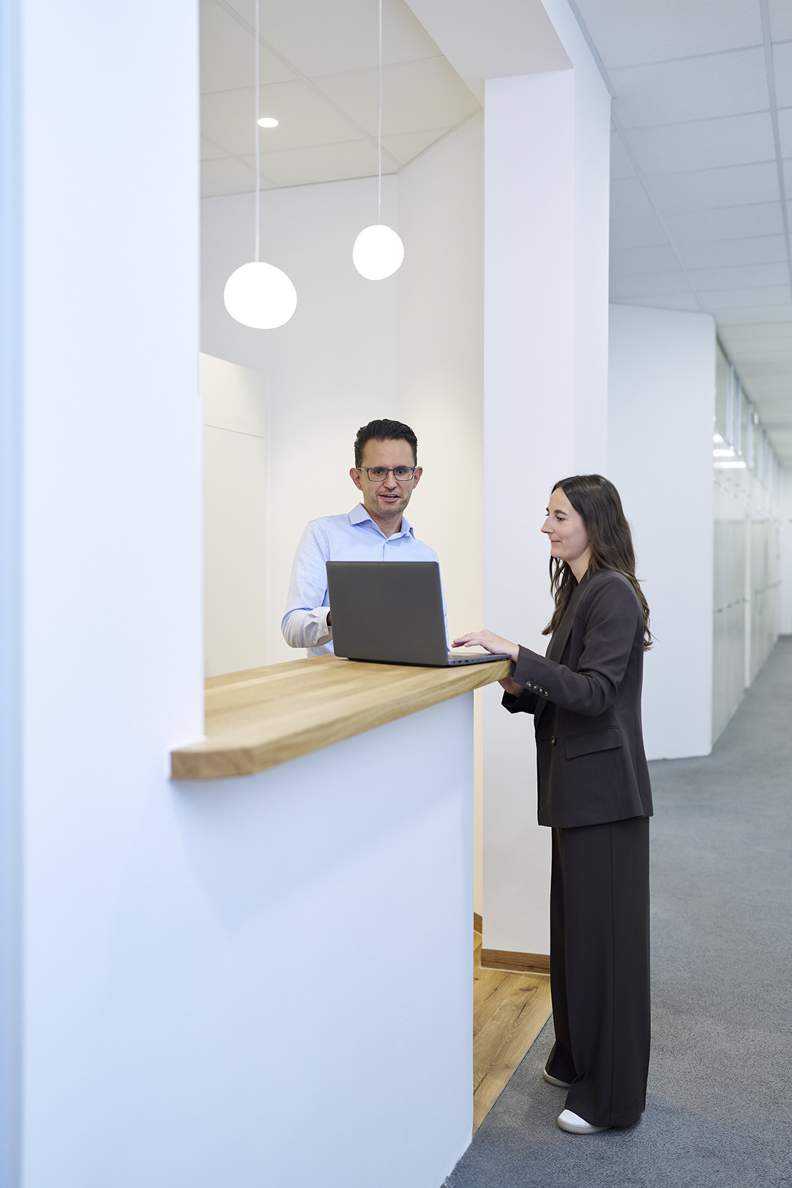 Zwei Mitarbeitende von HARTMANN besprechen gemeinsam am Computer Aufgaben im Bereich Quality & Regulatory Affairs.