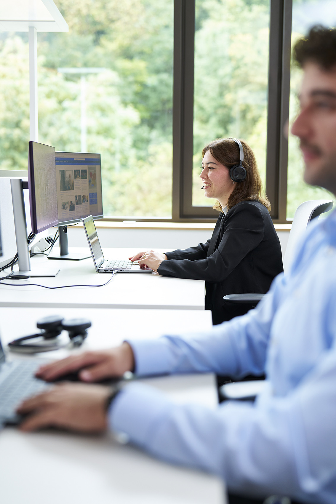 Zwei Mitarbeitende aus dem Marketing von HARTMANN arbeiten am Computer an ihren Aufgaben.
