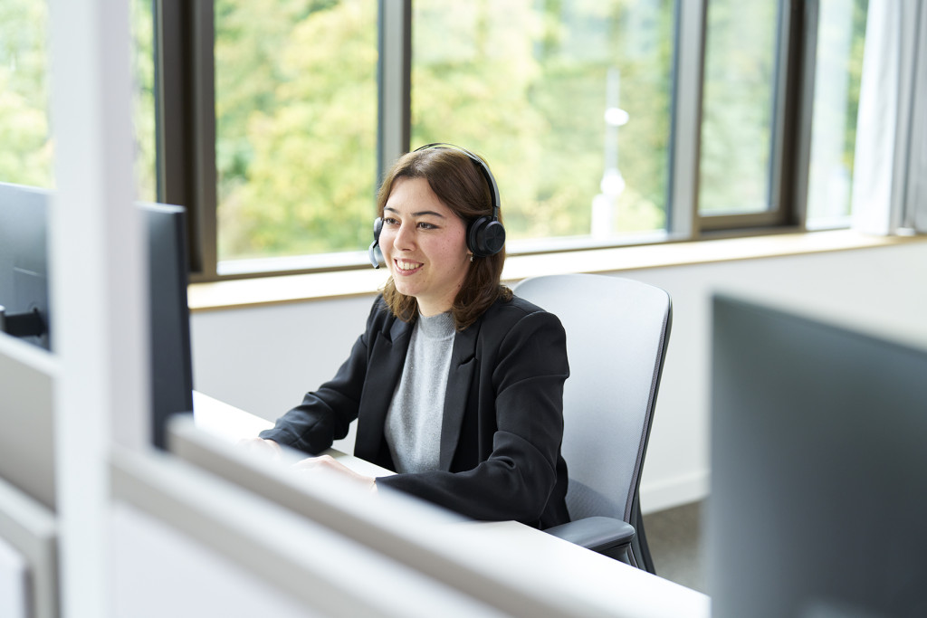 IT-Mitarbeitende von HARTMANN arbeiten gemeinsam am Schreibtisch.